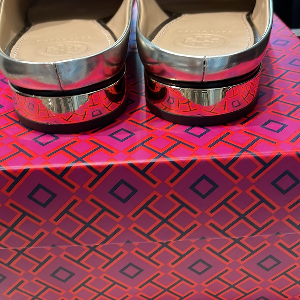 Tory Burch Mules silver never worn size 8. NEVER WORN - Picture 7 of 9